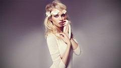 Woman blondes flower in hair Dioni Tabbers