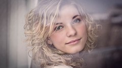 Woman blondes green eyes