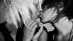 Woman blondes kissing brunettes kissing girls