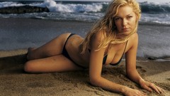 Woman blondes Laura Prepon