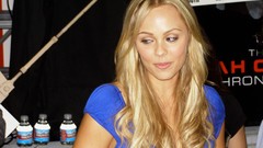 Woman blondes Laura Vandervoort