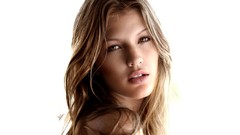 Woman blondes Mariana Bayon