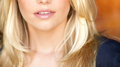 Woman blondes Mircea Monroe