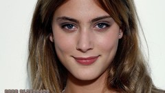 Woman blondes Nora Arnezeder