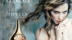 Woman blondes Nora Arnezeder