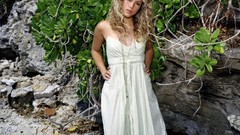 Woman blondes shakira