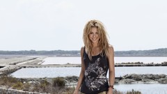 Woman blondes shakira