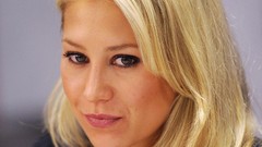Woman blondes smash Anna Kournikova