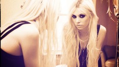 Woman blondes taylor momsen