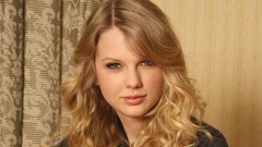 Woman blondes taylor swift