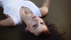 Woman brunettes lip gloss ofelia