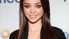 Woman brunettes modern family sarah hyland