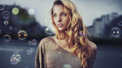 Woman bubbles blondes green eyes curly hair