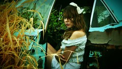 Woman cars brunettes