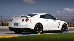 Woman cars Nissan Nissan