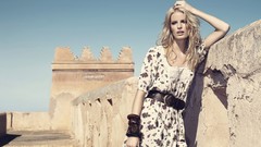 Woman Castles blondes