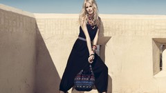 Woman Castles blondes