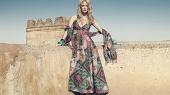 Woman Castles blondes