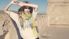 Woman Castles blondes