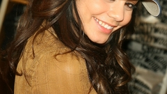 Woman Celebrity Actress vanessa hudgens brunettes