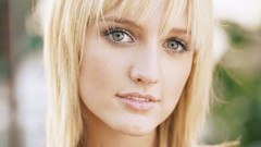 Woman Celebrity blondes Ashley Simpson