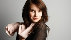 Woman Celebrity brunettes emma roberts