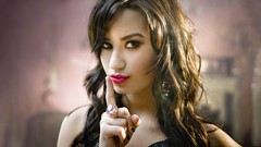 Woman Celebrity demi lovato brunettes