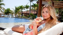 Woman Celebrity demi lovato singers