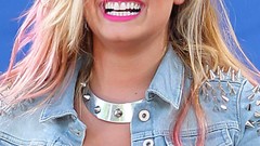 Woman Celebrity demi lovato singers