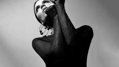 Woman Celebrity fashion earrings victoria beckham looking up 