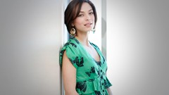 Woman Celebrity Kristin Kreuk
