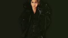 Woman Celebrity Maggie Gyllenhaal Actress brunettes short hair 