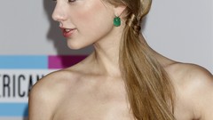 Woman Celebrity taylor swift singers