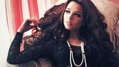 Woman chains brunettes Giuliana Moura