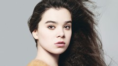 Woman close-up Actress models black hair hailee steinfeld
