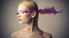 Woman colors blondes