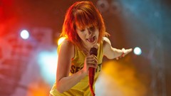 Woman concert hayley williams paramore redheads