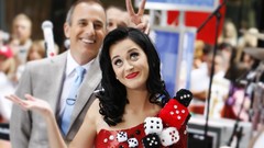 Woman dice katy perry brunettes