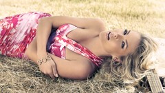 Woman dress blondes duplicate lying down Ana Hickmann