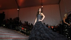 Woman dress Kate Beckinsale models