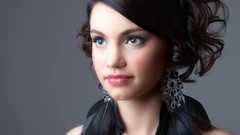 Woman earrings brunettes