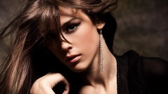 Woman earrings green eyes brunettes models