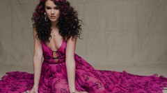 Woman earrings joss stone pink hair brunettes cleavage curly 