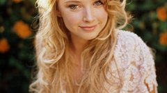 Woman Elisabeth Harnois