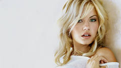 Woman elisha cuthbert Actress