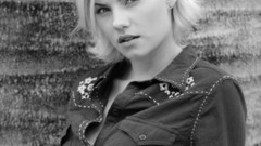 Woman elisha cuthbert Actress