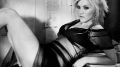 Woman elisha cuthbert Actress