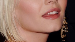 Woman elisha cuthbert Actress