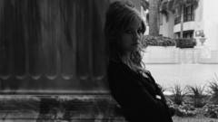 Woman elisha cuthbert grayscale