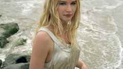 Woman Emilie de Ravin